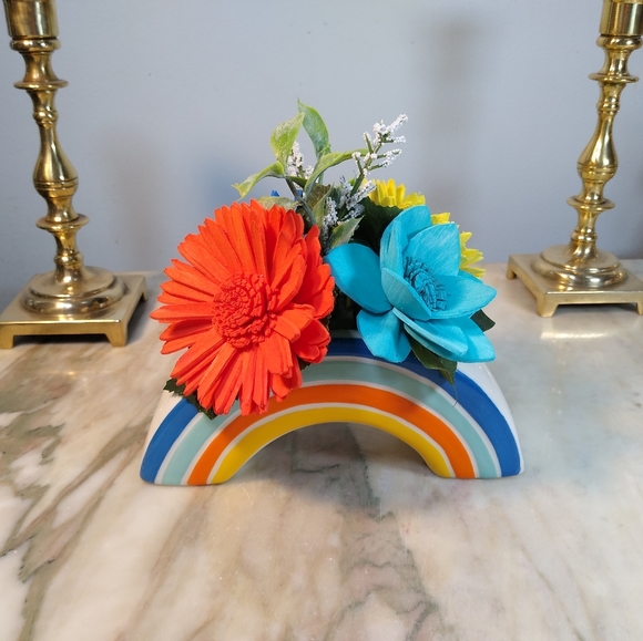 Rainbow planter with 4 pretty coordinating Sola wood flowers - Picture 2 of 6